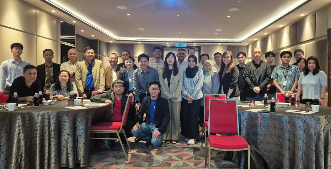 Group photo of attendees at the Powering Modern Customer 360 with AI event